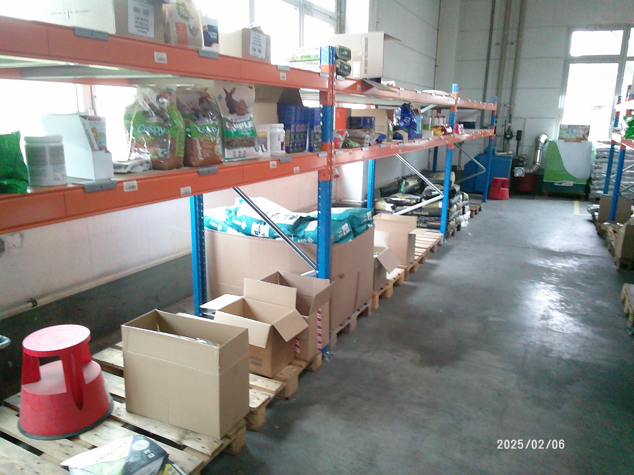 Sale from the warehouse of an online mail order company specializing in pet supplies and garden accessories-8