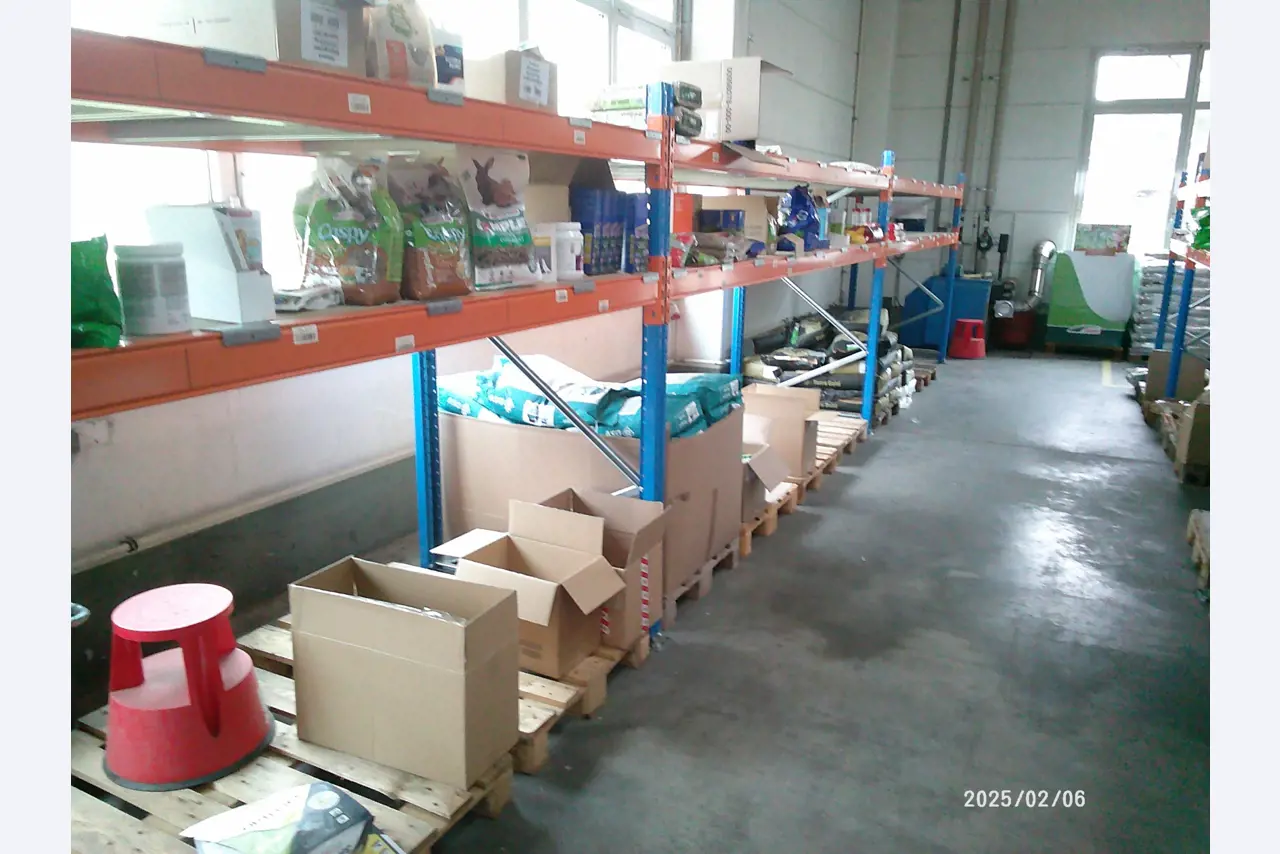 Verkoop uit het magazijn van een online postorderbedrijf gespecialiseerd in dierenbenodigdheden en tuinaccessoires-8