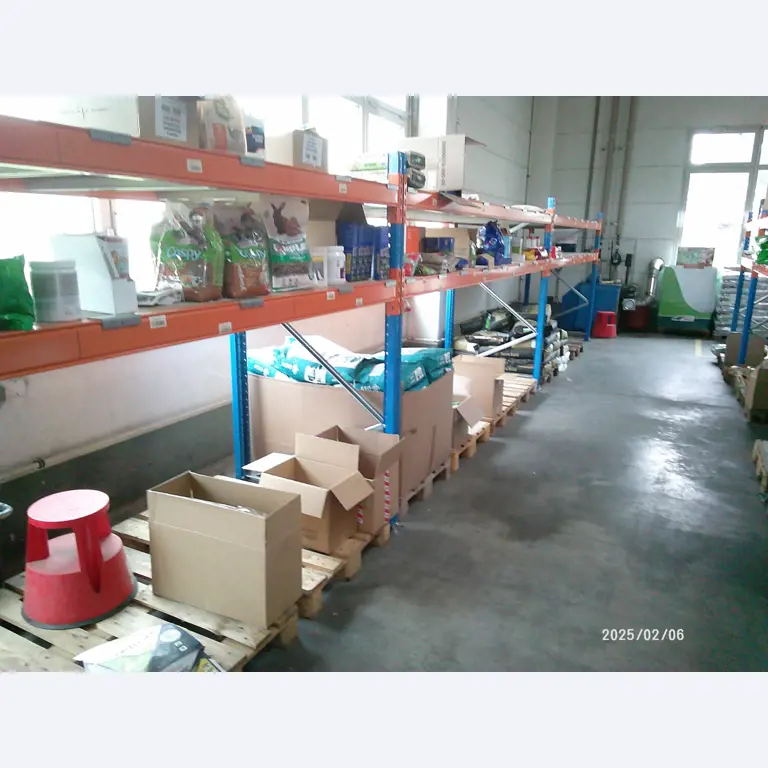 Verkoop uit het magazijn van een online postorderbedrijf gespecialiseerd in dierenbenodigdheden en tuinaccessoires-8