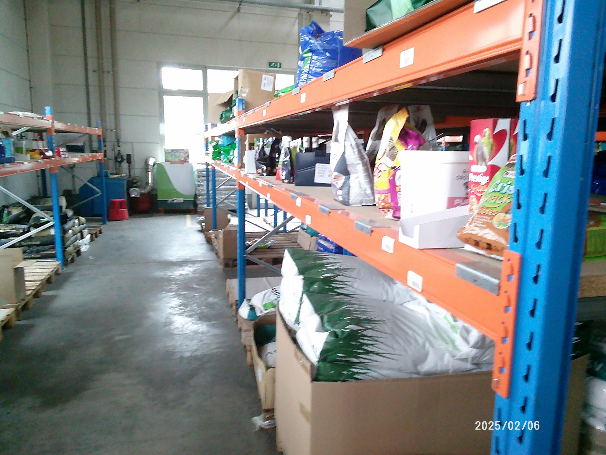 Sale from the warehouse of an online mail order company specializing in pet supplies and garden accessories-9