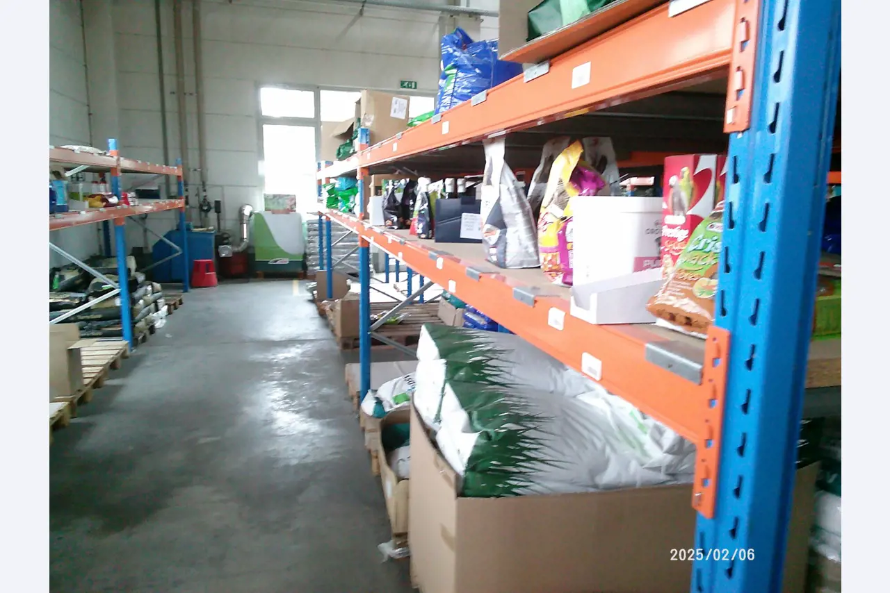 Verkoop uit het magazijn van een online postorderbedrijf gespecialiseerd in dierenbenodigdheden en tuinaccessoires-9