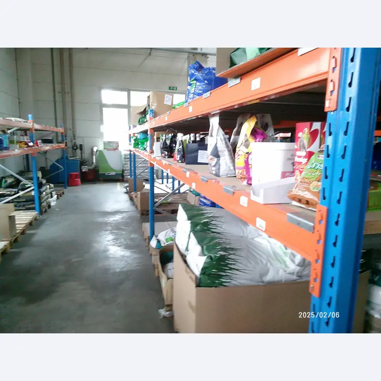 Verkoop uit het magazijn van een online postorderbedrijf gespecialiseerd in dierenbenodigdheden en tuinaccessoires-9