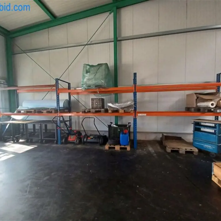 ca. 9 lfm. Heavy-duty pallet racking