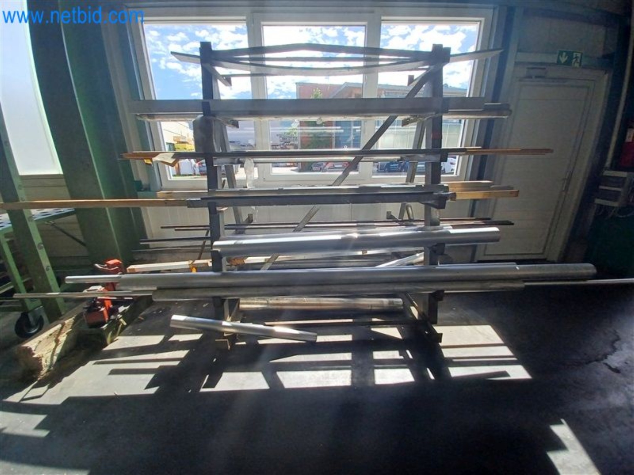 Machines pour le travail du métal : entre autres, centres d'usinage avec accessoires-1