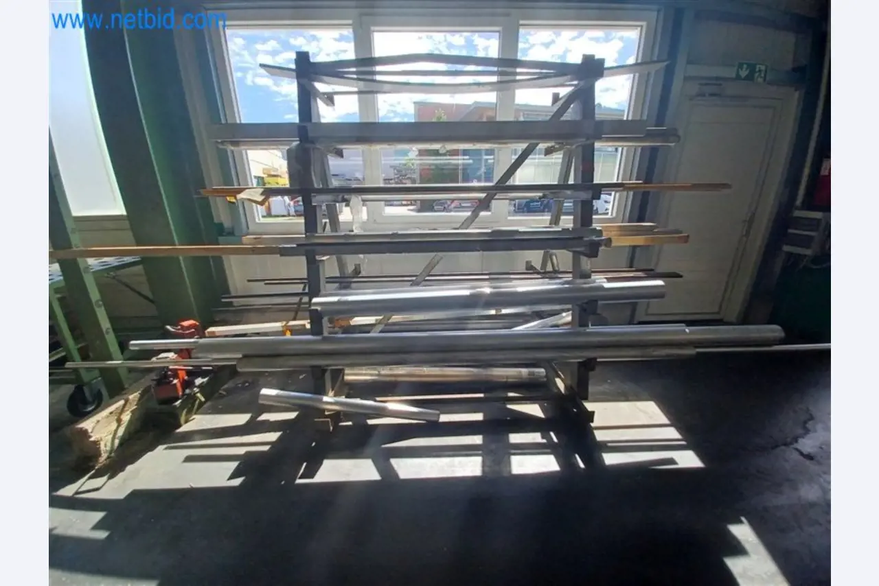 Machines pour le travail du métal : entre autres, centres d'usinage avec accessoires-1