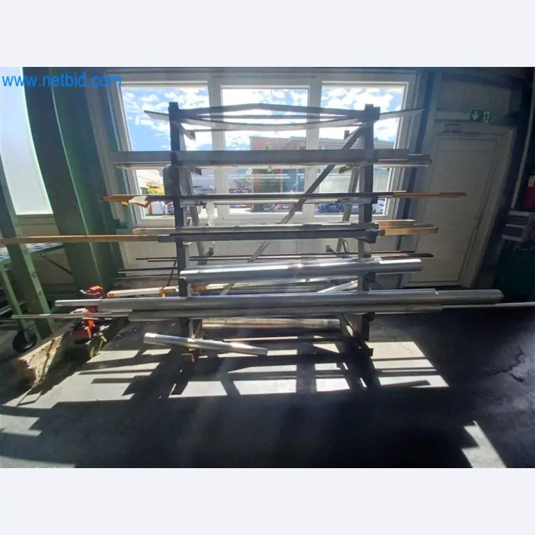 Machines pour le travail du métal : entre autres, centres d'usinage avec accessoires-1