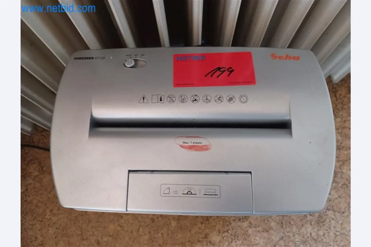 Machines pour le travail du métal : entre autres, centres d'usinage avec accessoires-1