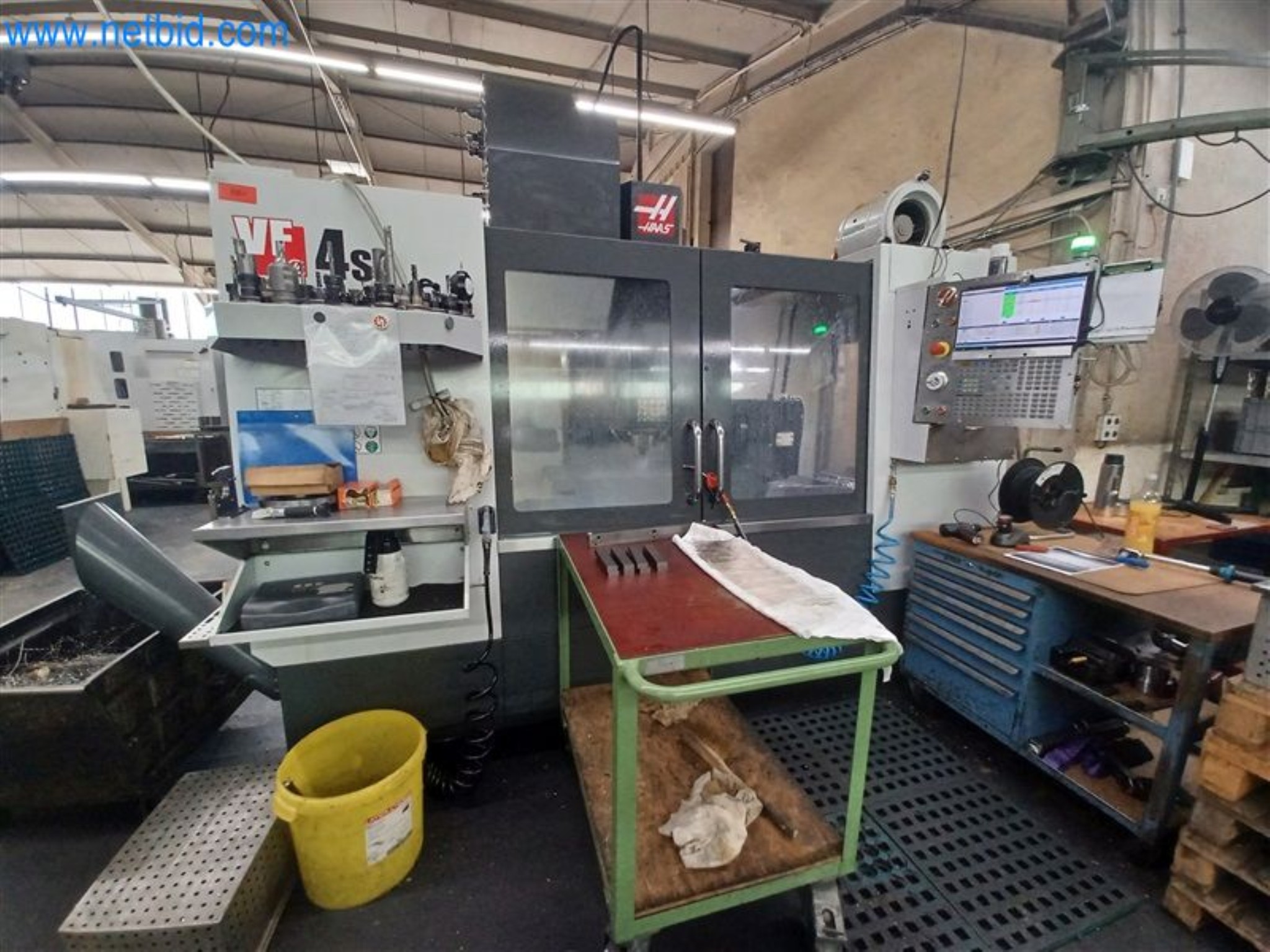 Machines pour le travail du métal : entre autres, centres d'usinage avec accessoires-1