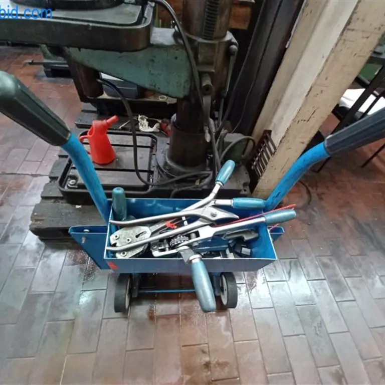Strapping pliers