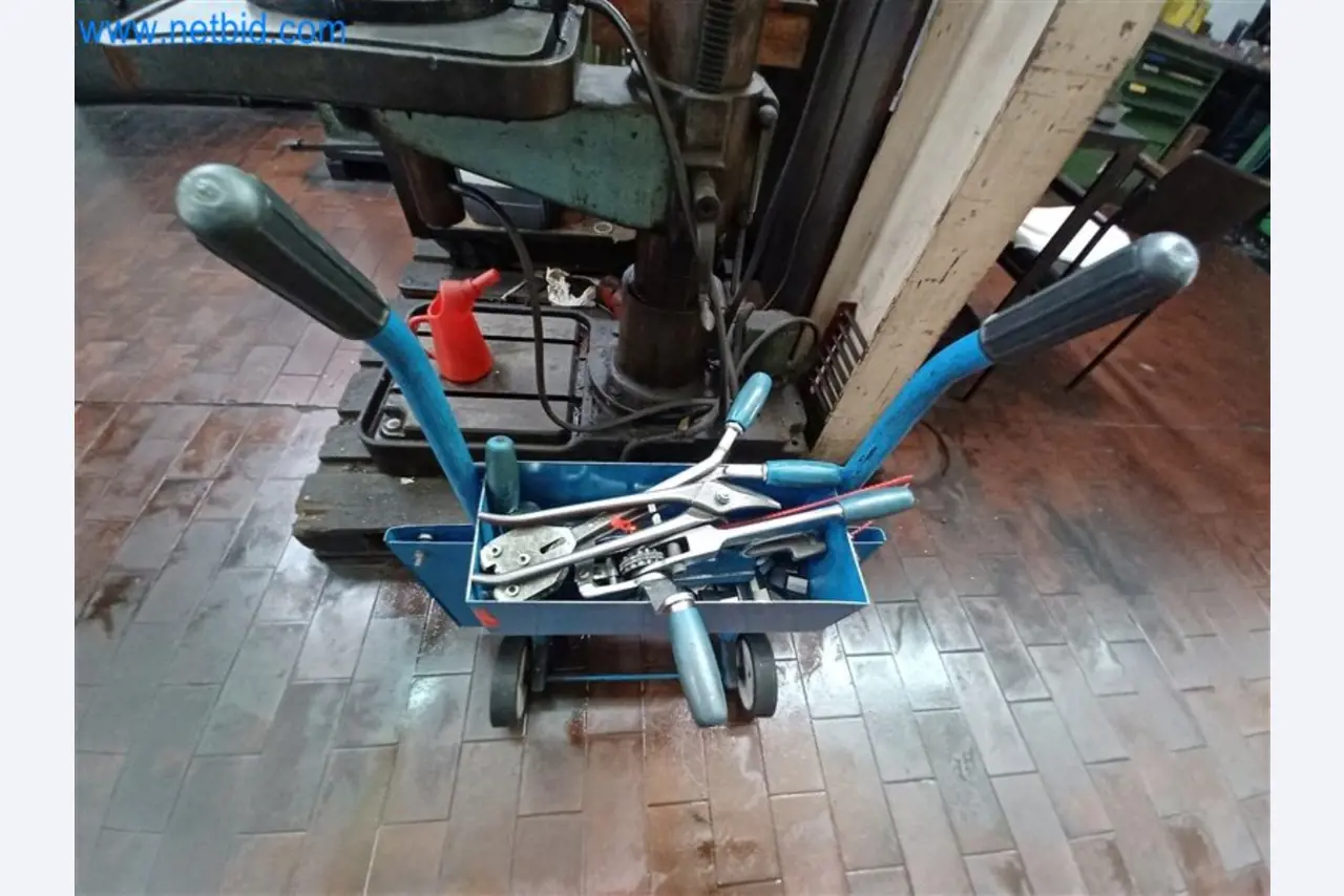 Machines pour le travail du métal : entre autres, centres d'usinage avec accessoires-1