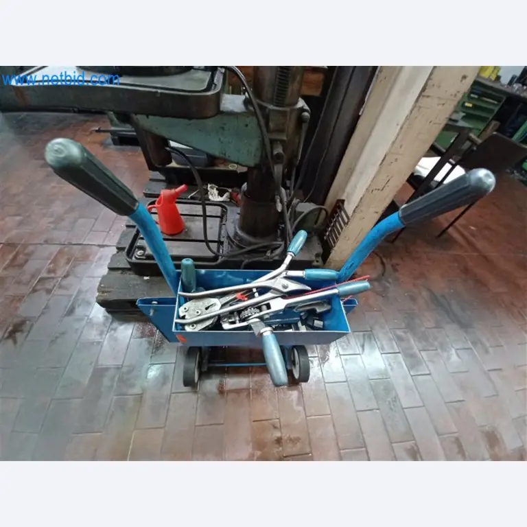 Machines pour le travail du métal : entre autres, centres d'usinage avec accessoires-1