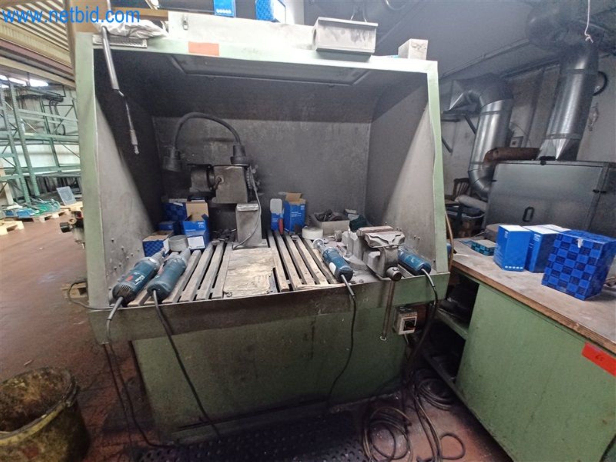 Machines pour le travail du métal : entre autres, centres d'usinage avec accessoires-1