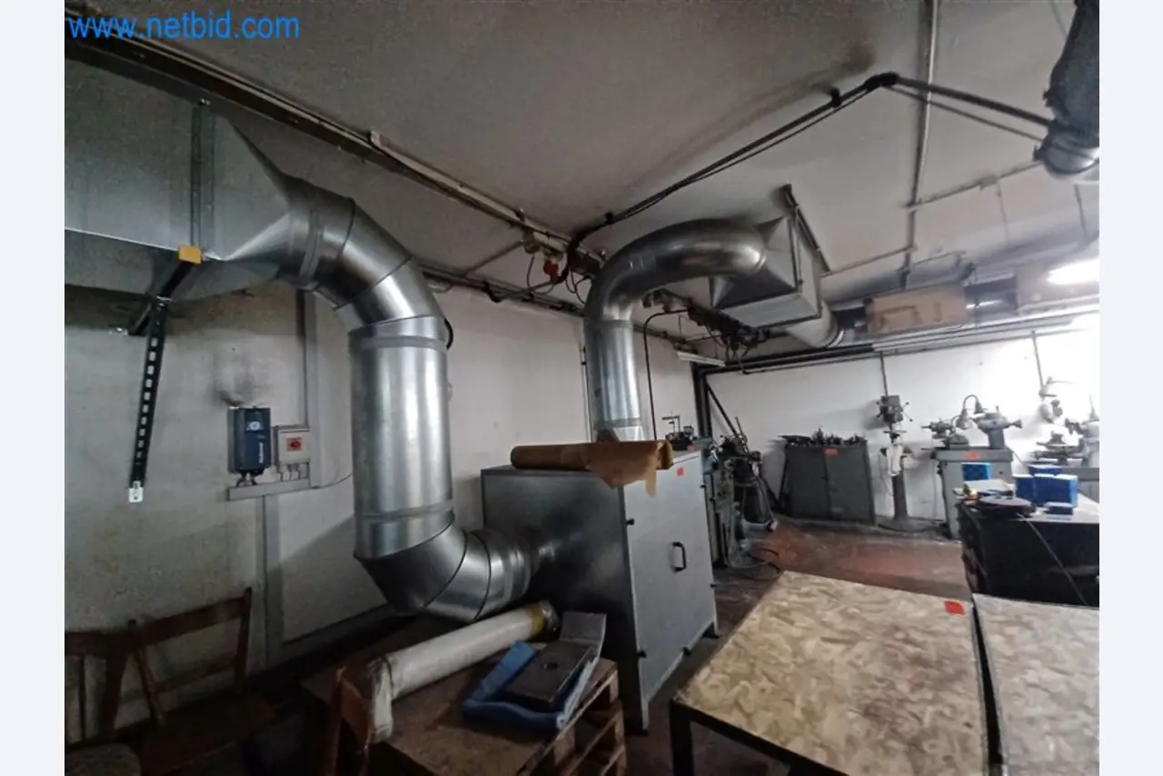 Metallverarbeitende Maschinen: u.a. Bearbeitungszentren mit Zubehör  -1