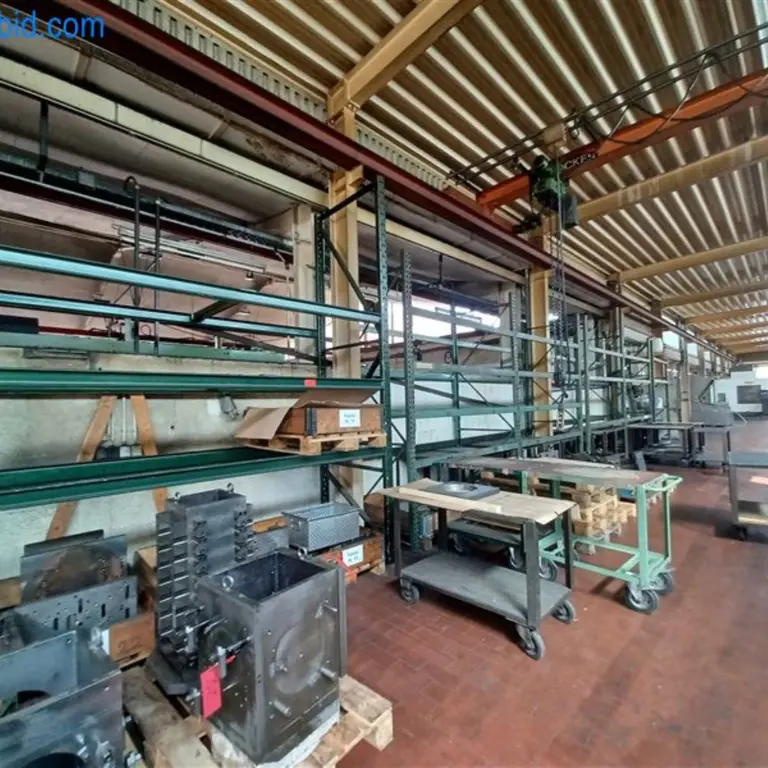 4 Heavy-duty pallet racking