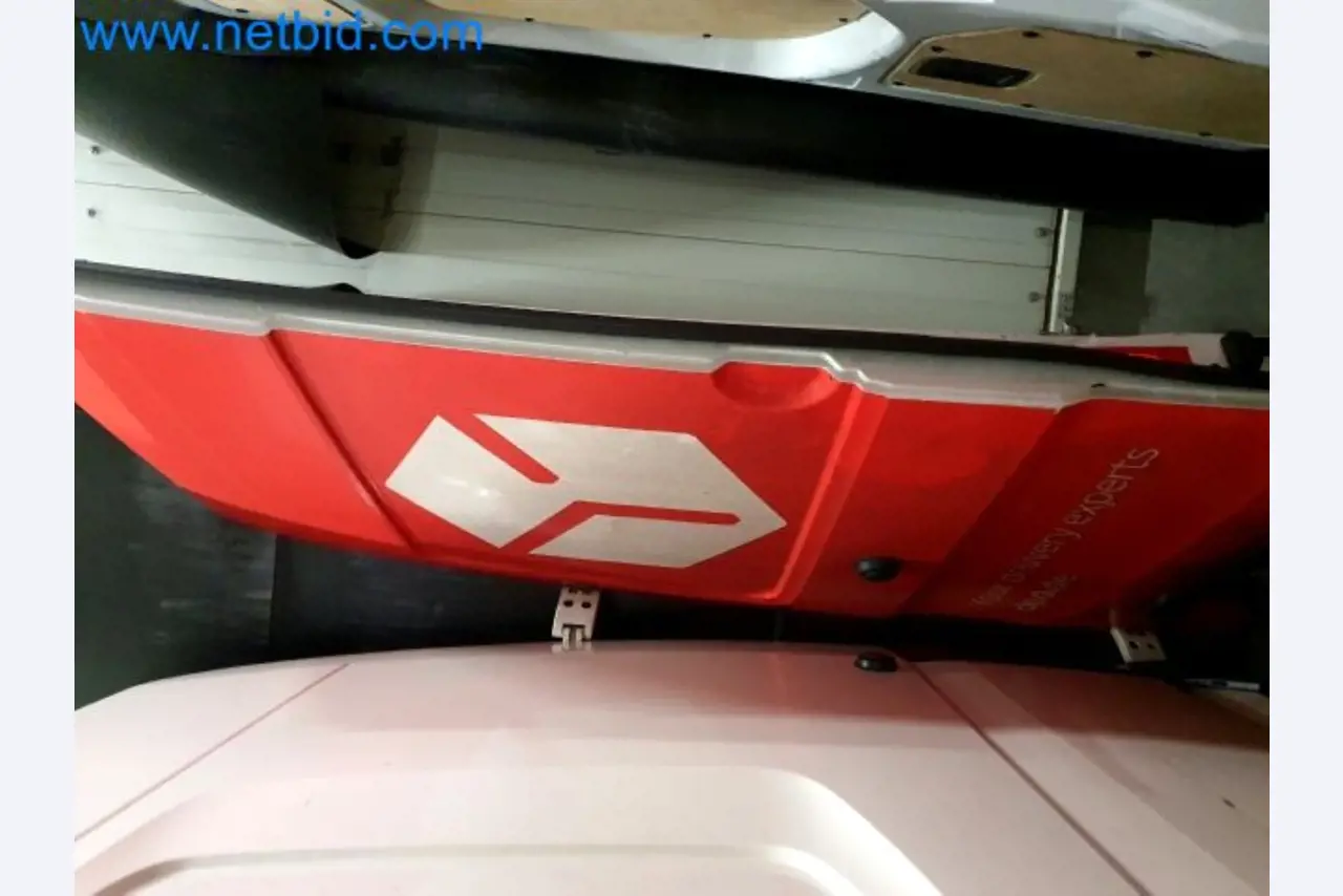 Transporteur van een pakketdienst-16