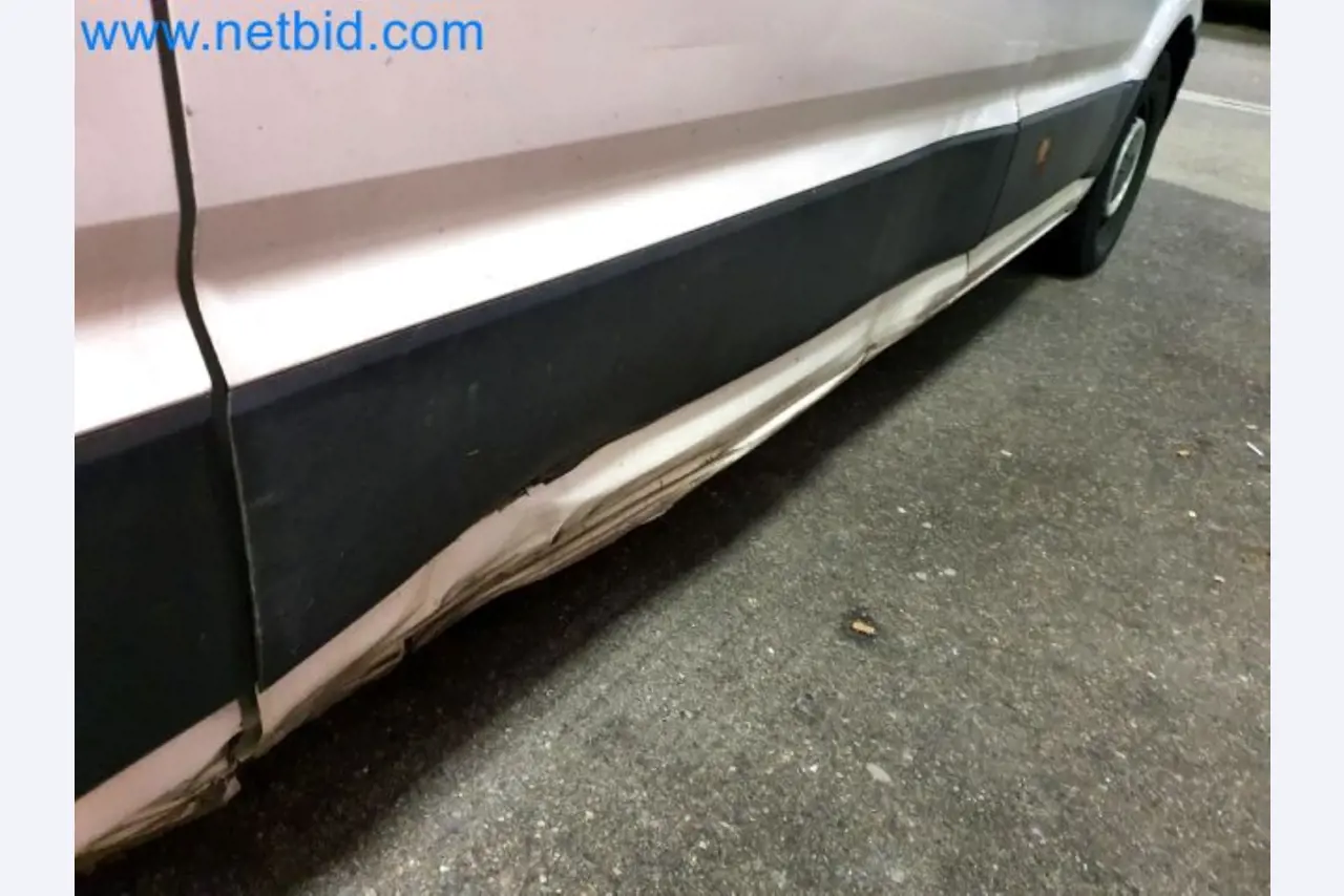 Transporteur van een pakketdienst-24