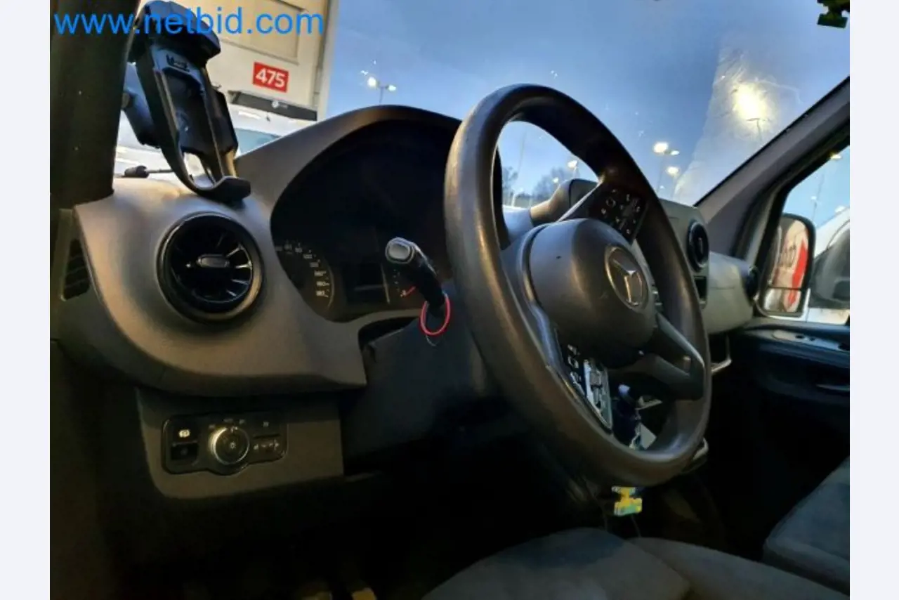 Transporteur van een pakketdienst-11