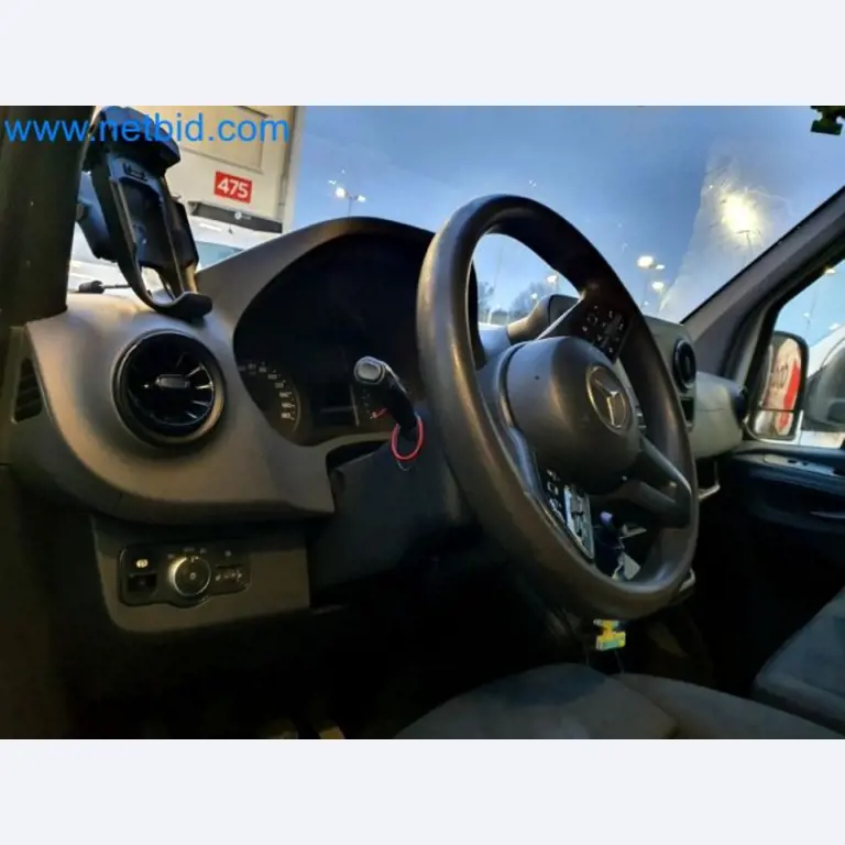 Transporteur van een pakketdienst-11