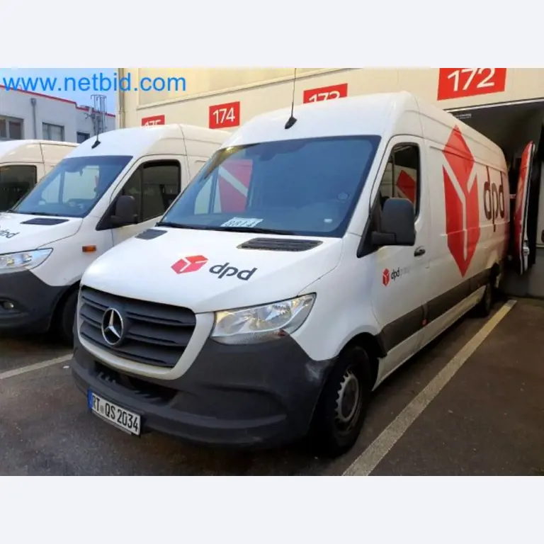 Transporteur van een pakketdienst-16