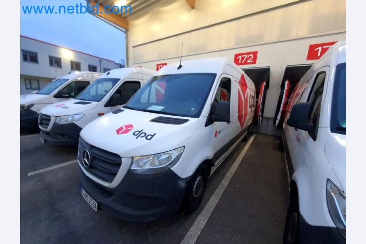 Transporteur van een pakketdienst-21