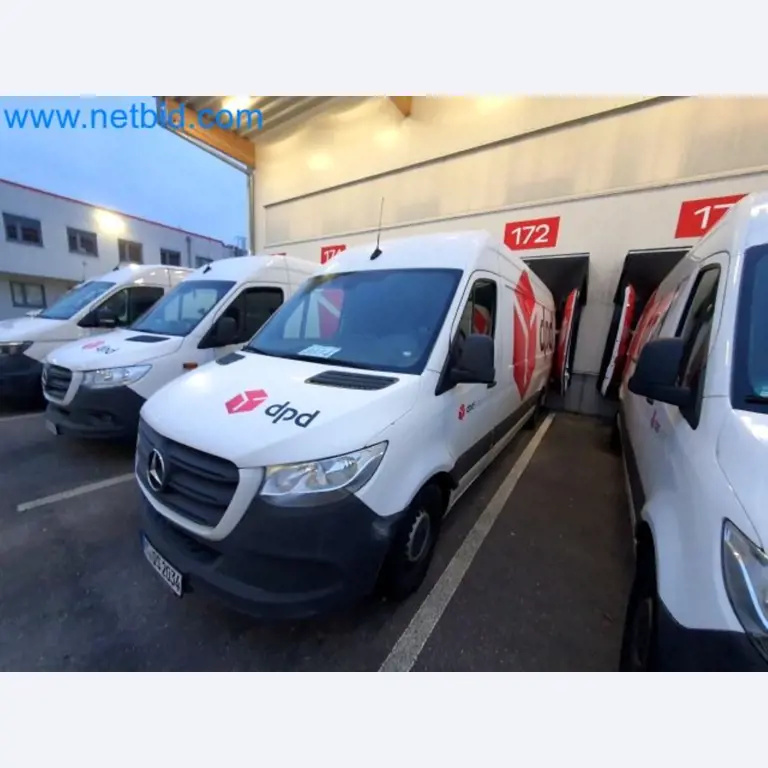 Transporteur van een pakketdienst-21