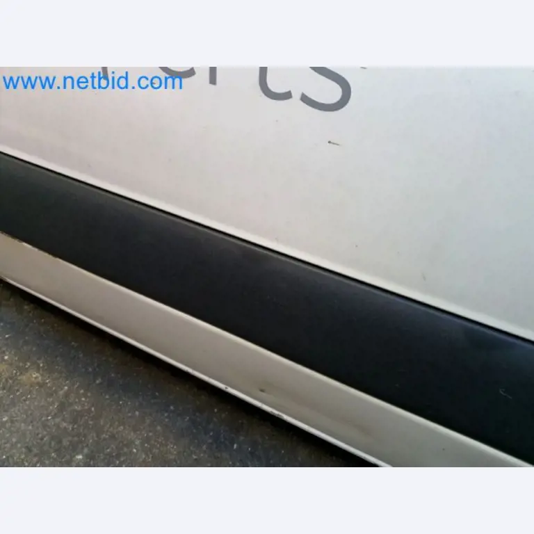 Transporteur van een pakketdienst-24