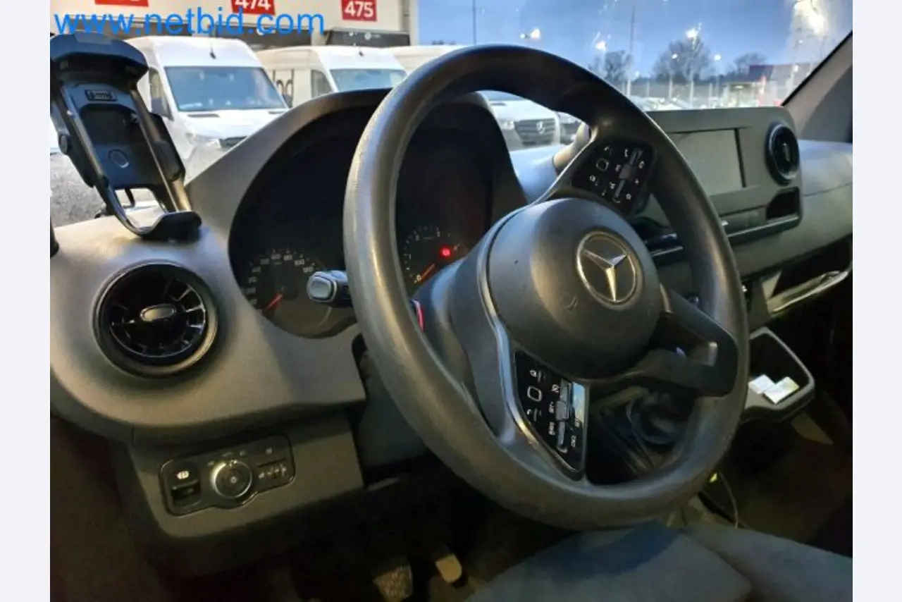 Transporteur van een pakketdienst-8