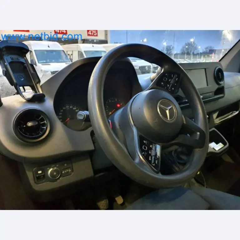 Transporteur van een pakketdienst-8