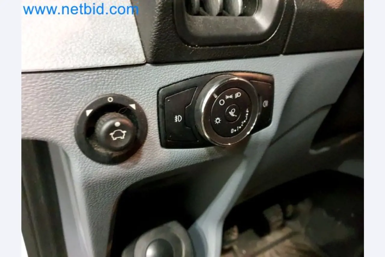 Transporteur van een pakketdienst-11