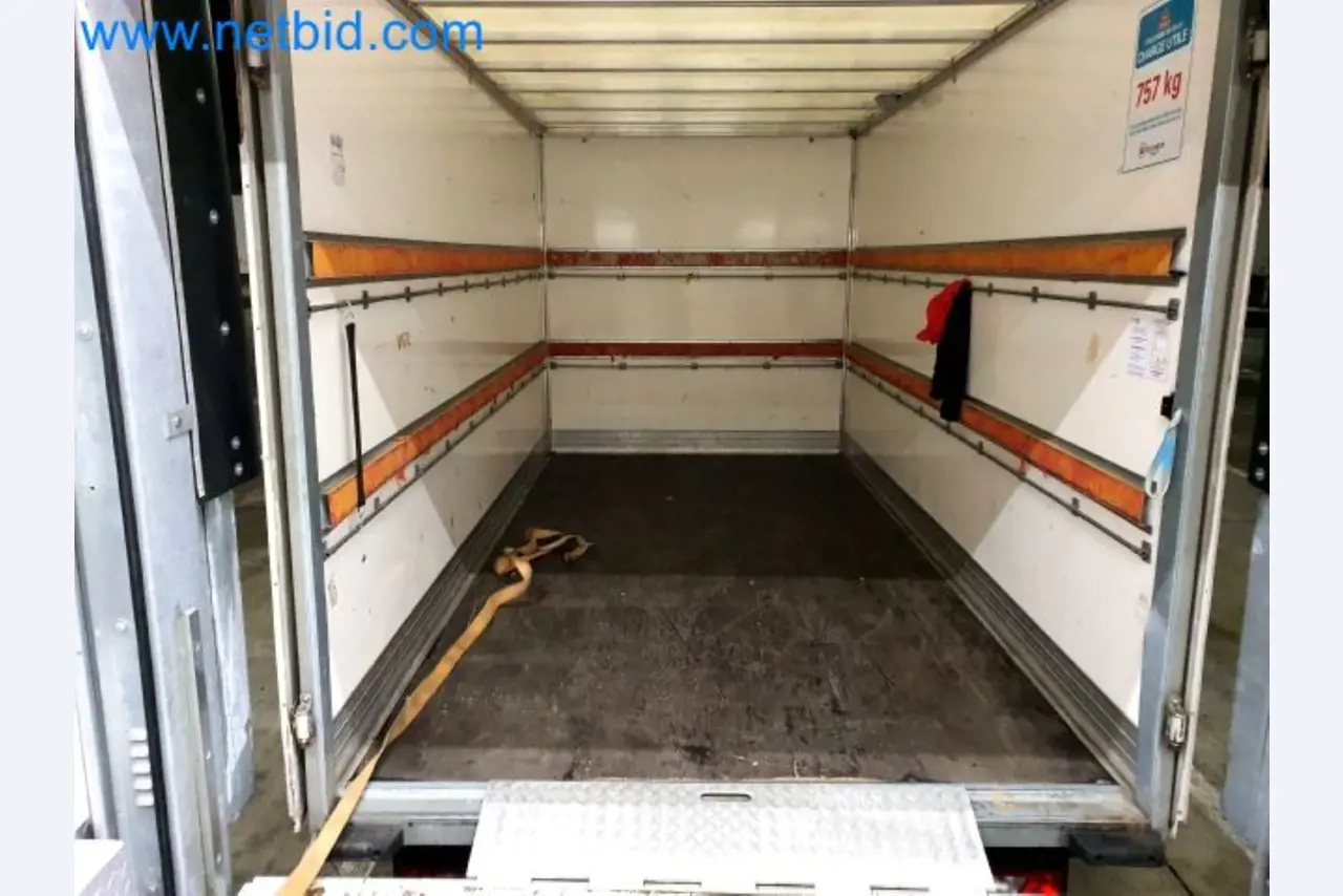Transporteur van een pakketdienst-14