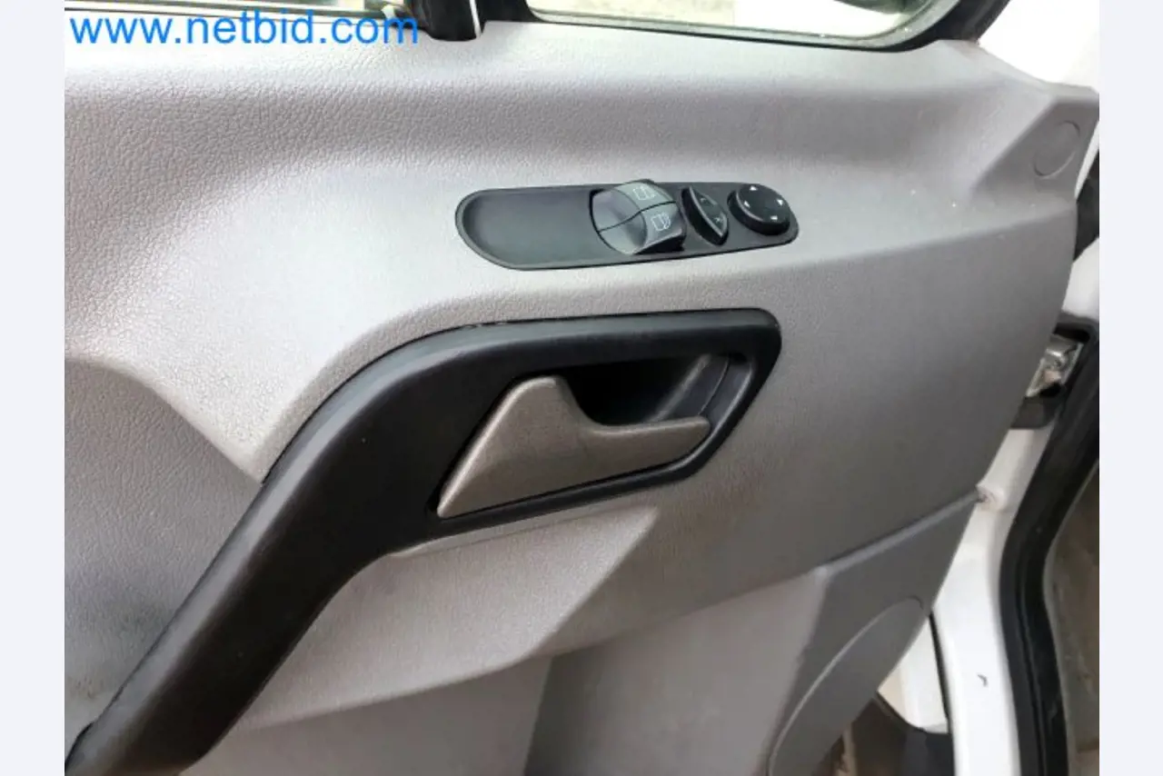 Transporteur van een pakketdienst-13