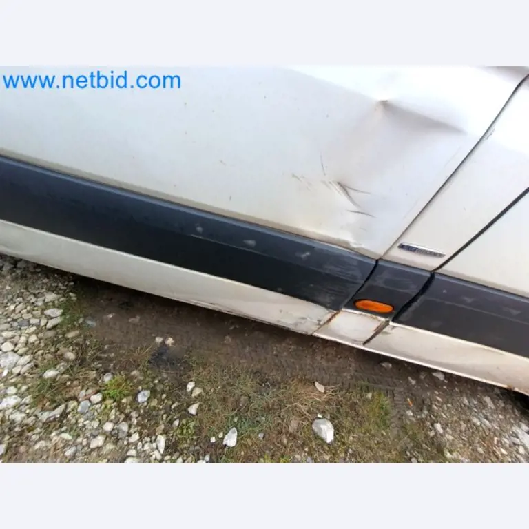 Transporteur van een pakketdienst-24