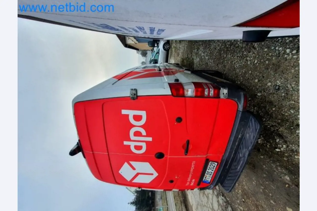 Transporteur van een pakketdienst-6