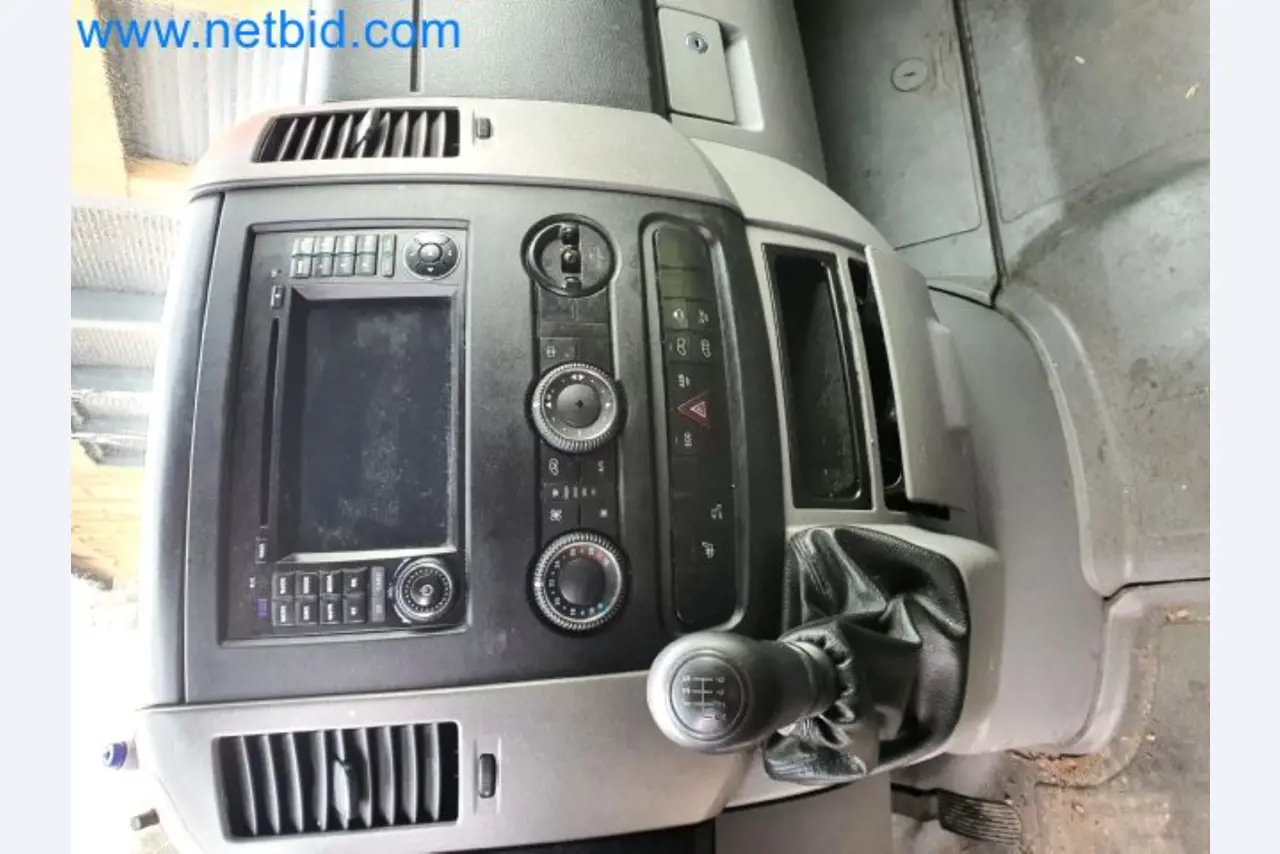 Transporteur van een pakketdienst-8