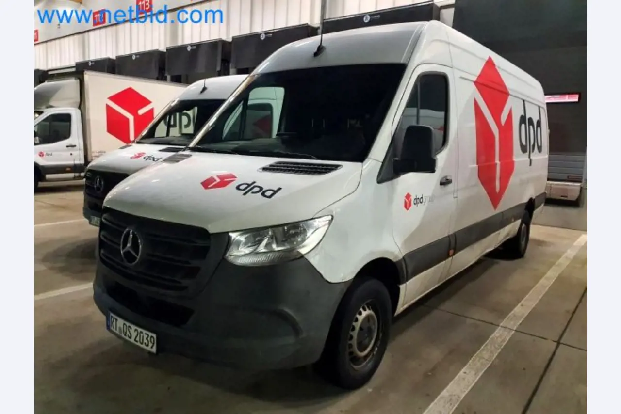 Transporteur van een pakketdienst-16