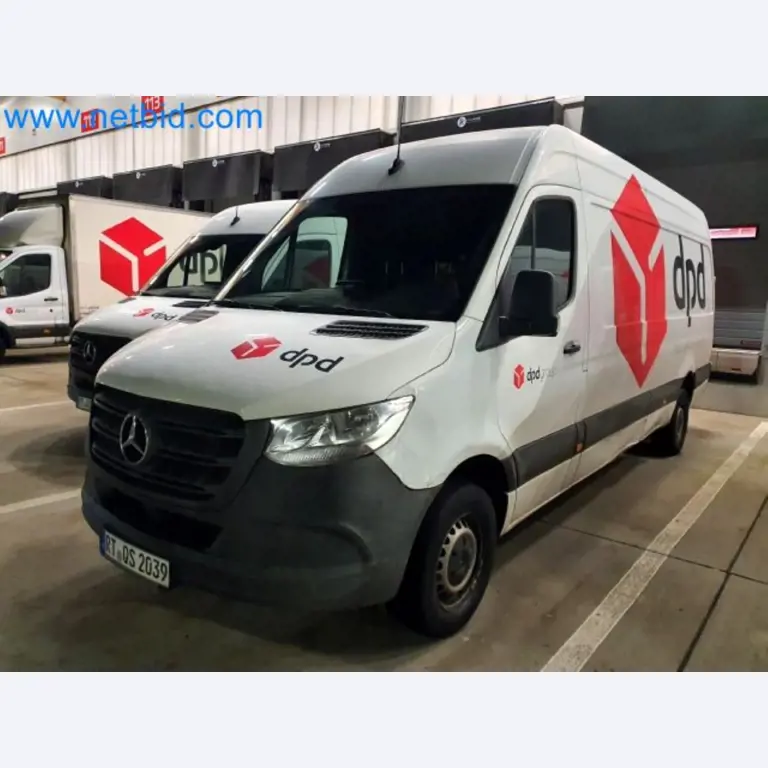 Transporteur van een pakketdienst-16