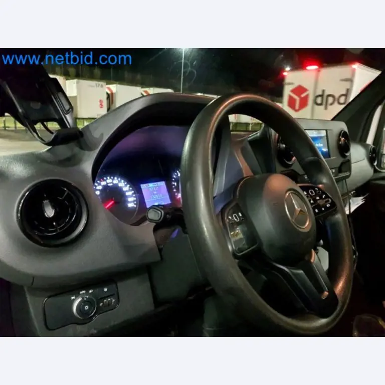 Transporteur van een pakketdienst-21