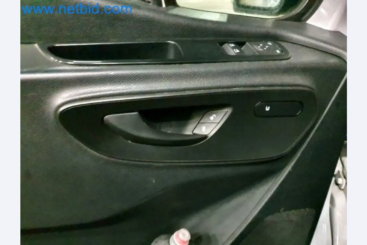 Transporteur van een pakketdienst-24