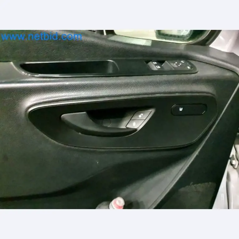 Transporteur van een pakketdienst-24