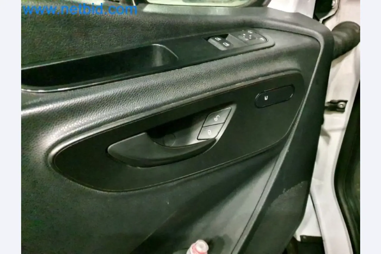 Transporteur van een pakketdienst-28