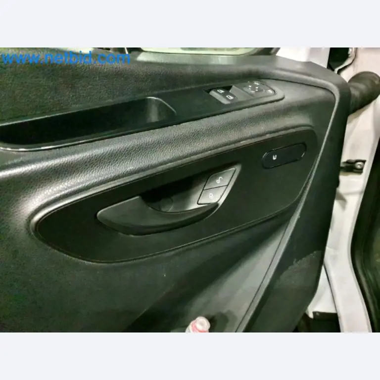 Transporteur van een pakketdienst-28