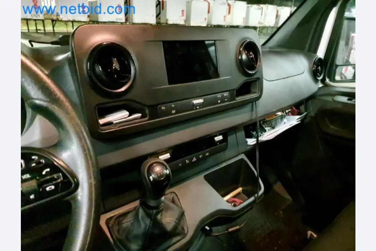 Transporteur van een pakketdienst-30