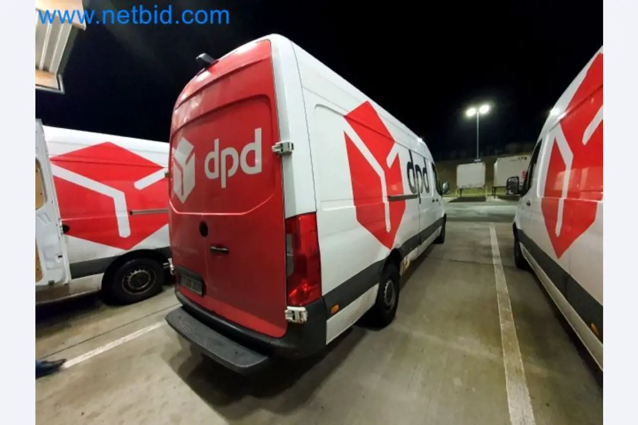 Transporteur van een pakketdienst-9