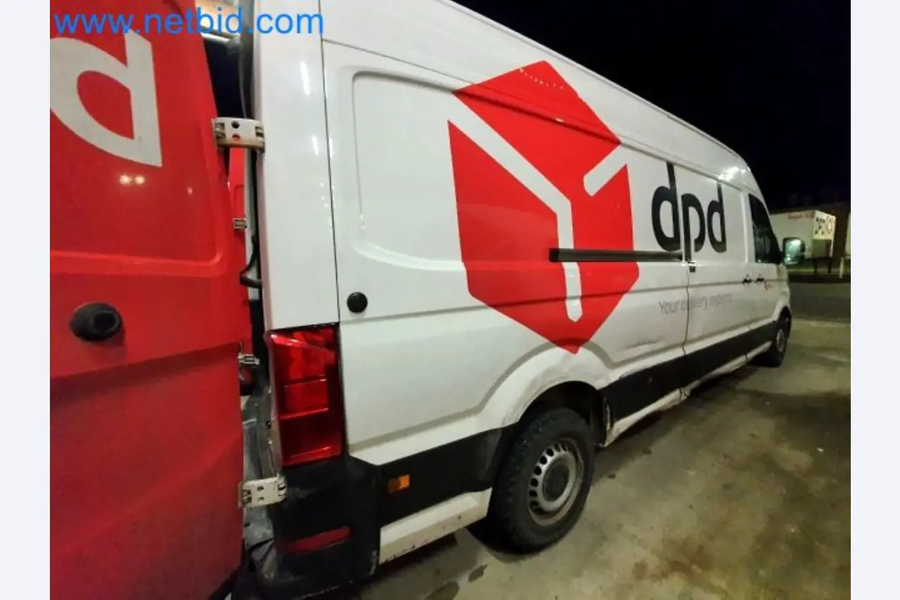 Transporteur van een pakketdienst-24