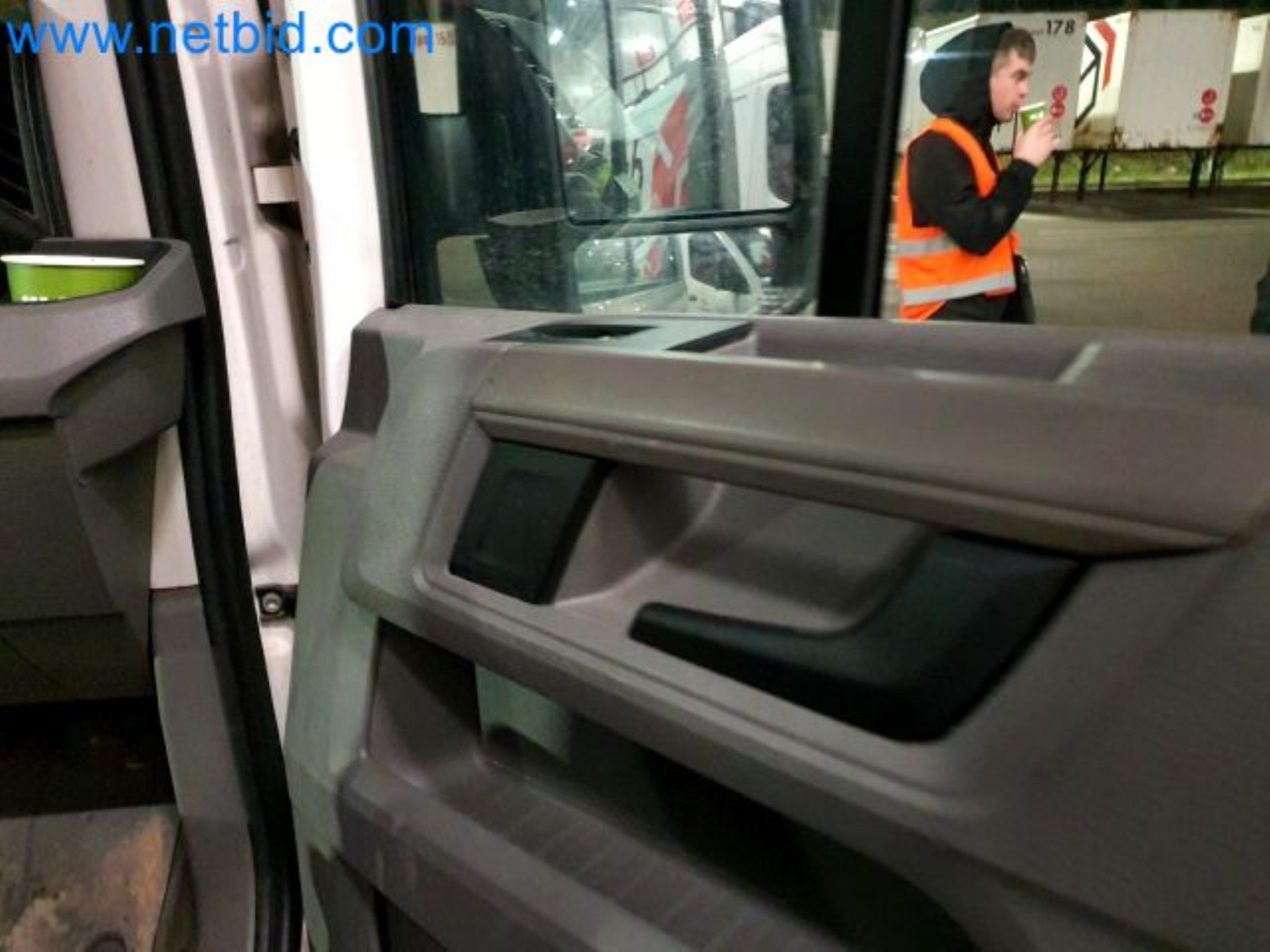 Przewoźnik paczek-31