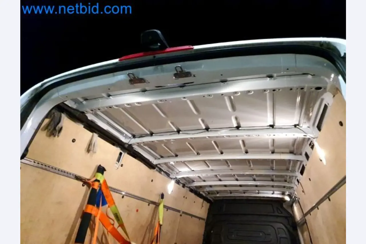 Transporteur van een pakketdienst-10