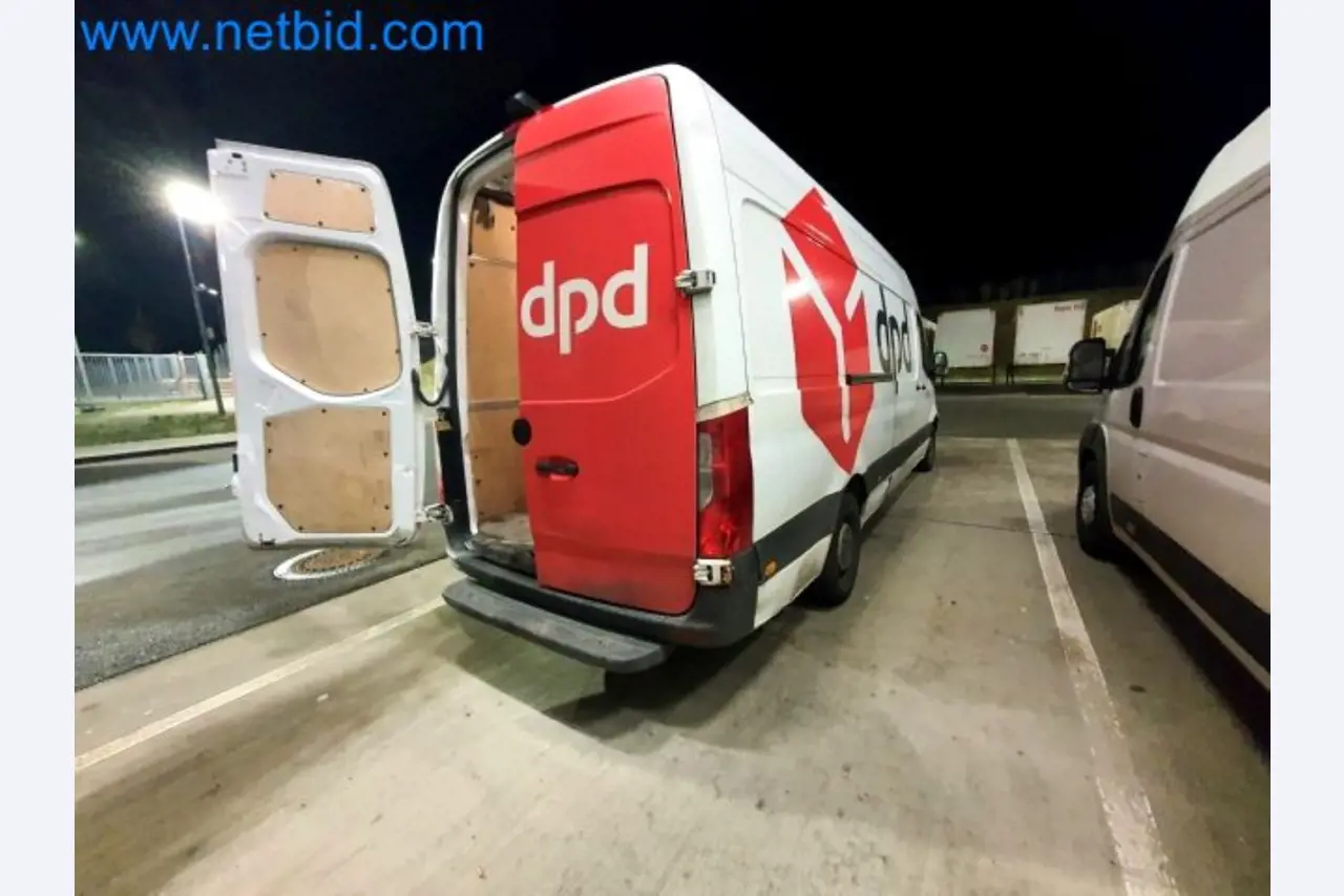 Transporteur van een pakketdienst-14