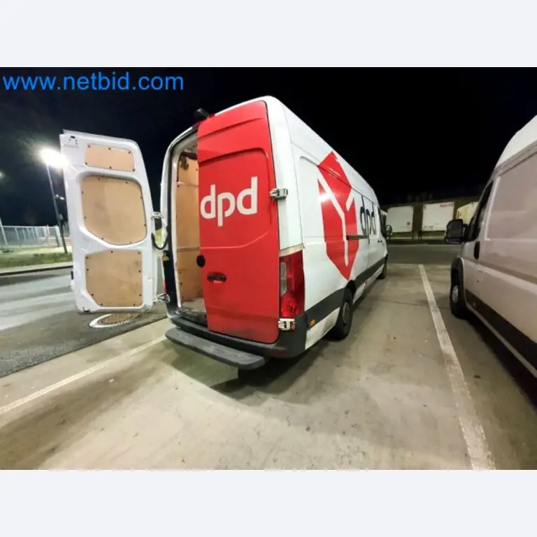 Transporteur van een pakketdienst-14