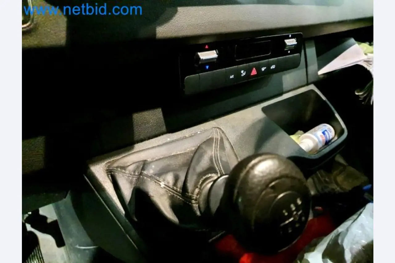 Transporteur van een pakketdienst-35