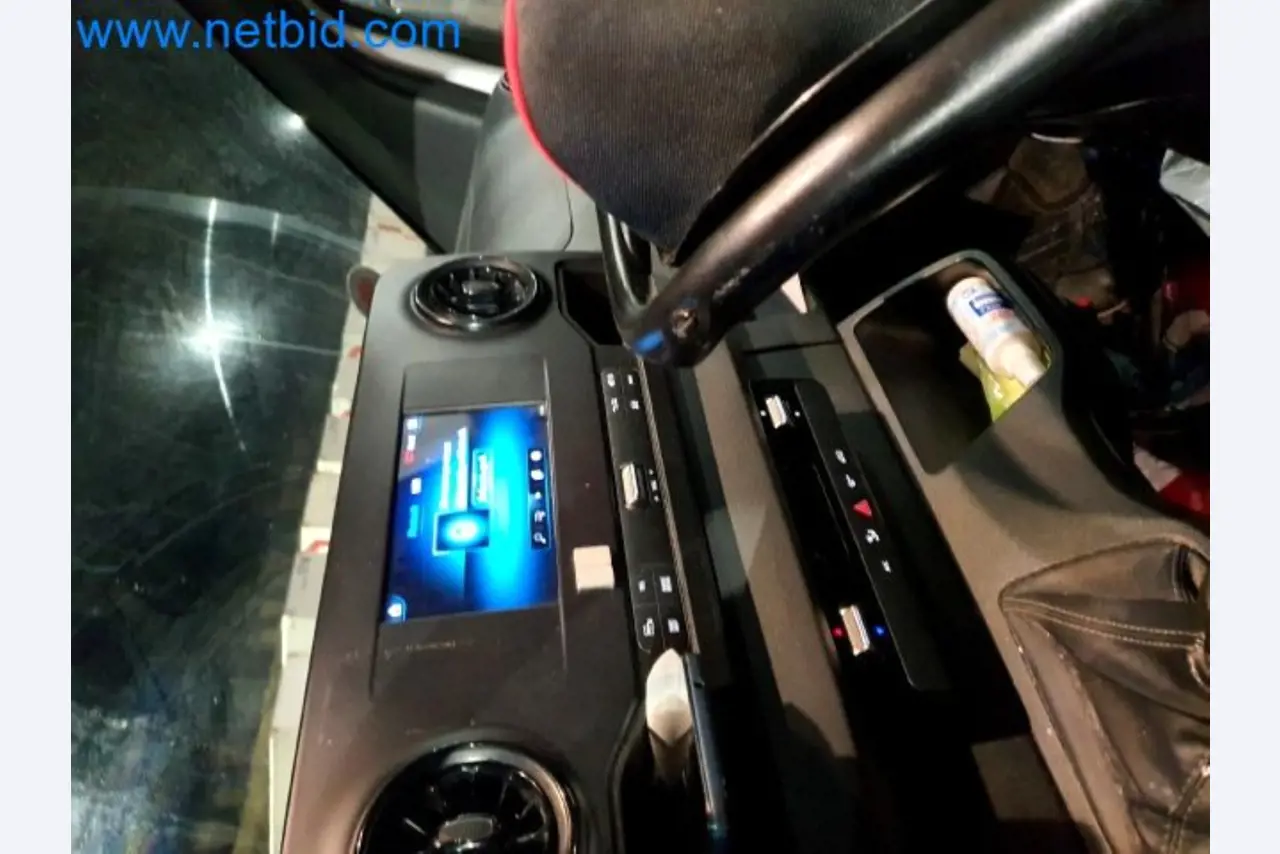 Transporteur van een pakketdienst-40